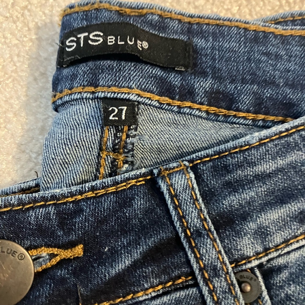 Distressed skinny jeans